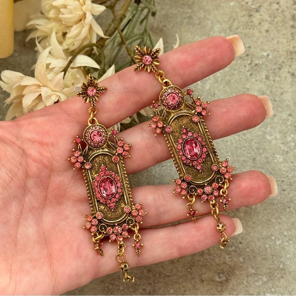 ๐4/$30 NEW Vintage Style Pink and Gold Dangle Earrings - Picture 5 of 6